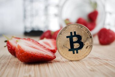 Çilek altın bitcoin sikke