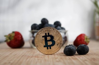 Altın bitcoin sikke ve meyve
