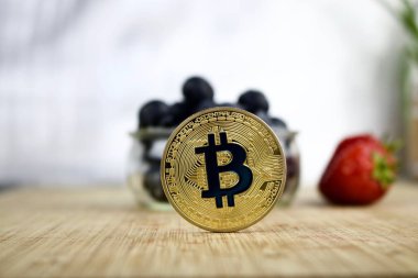 Altın bitcoin sikke ve meyve