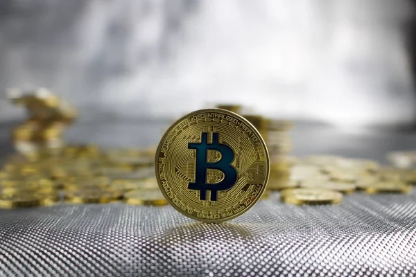 Altın bitcoin madeni para ile mavi bir işaret — Stok fotoğraf