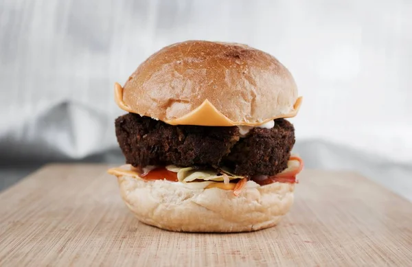 Big Burger auf dem Holzbrett — Stockfoto