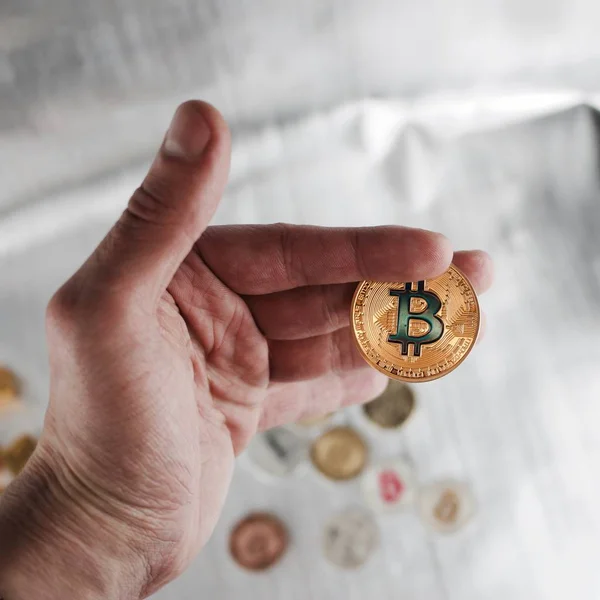 Bitcoin de oro en la mano — Foto de Stock