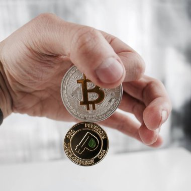 Gümüş bitcoin ve altın peercoin