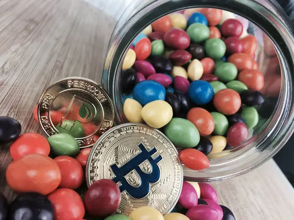 Gold bitcoin coin and gold peercoin coin — Stock Photo, Image