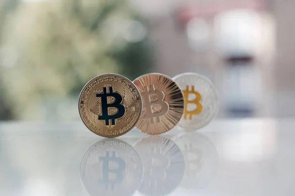 Tres bitcoins en la mesa — Foto de Stock
