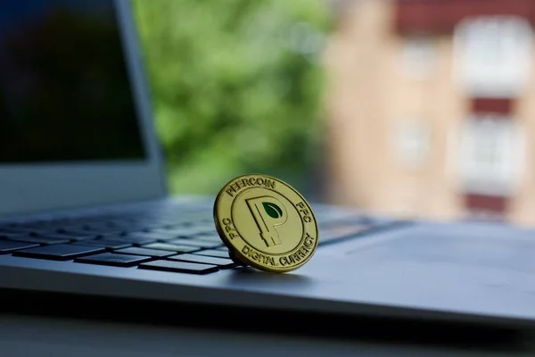 Kryptowährung physische Goldmünze Peercoin auf der schwarzen Computertastatur. — Stockbild Goldmünze Peercoin — Stockfoto