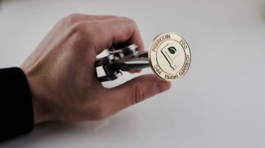Elinde altın peercoin