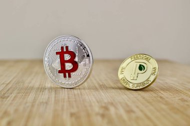 Gümüş bitcoin ve altın peercoin