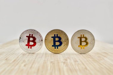 Kırmızı mavi ve sarı bitcoins