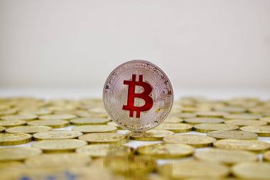 Kırmızı bitcoin sikke