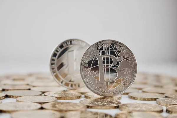 Stříbrný Bitcoin a Litecoin — Stock fotografie