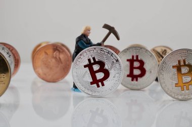 Gümüş bitcoin para incelemesi