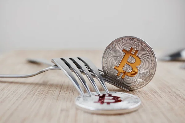 Sarı ve kırmızı bitcoins