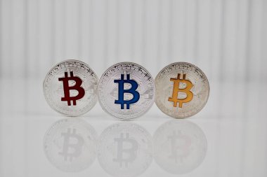 Üç renkli bitcoins