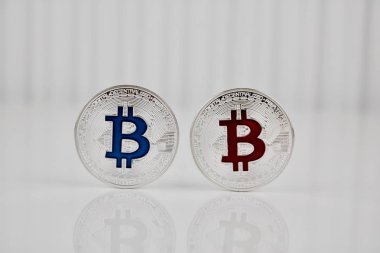 Mavi ve kırmızı bitcoin paraları