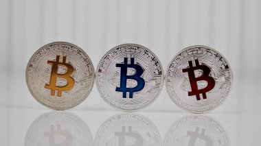 Üç gümüş bitcoins