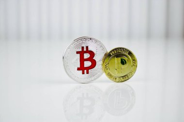 Kırmızı bitcoin ve altın peercoin