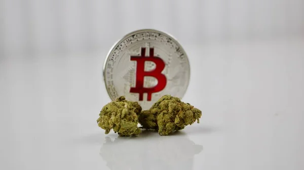 Bitcoin rouge marijuana — Photo