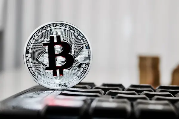 Roter Bitcoin auf der Tastatur — Stockfoto
