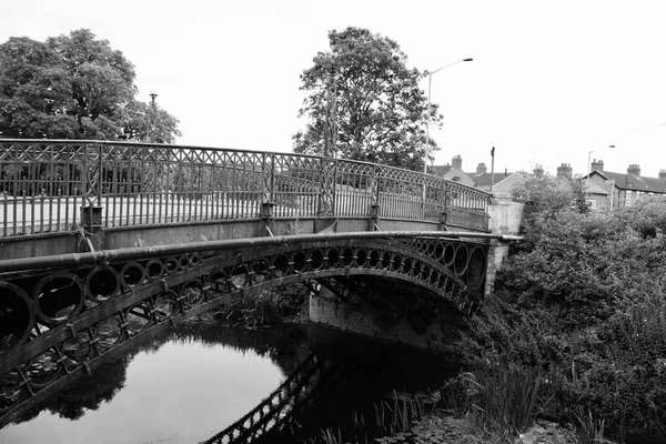 Ponte velha na cidade — Fotografia de Stock