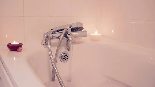 Candle in bath — Stock Photo, Image