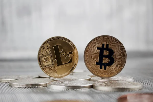 Altın bitcoin ve Litecoin — Stok fotoğraf