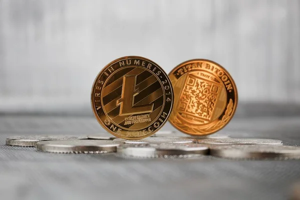 Moneda de oro litecoin y bitcoin titán — Foto de Stock