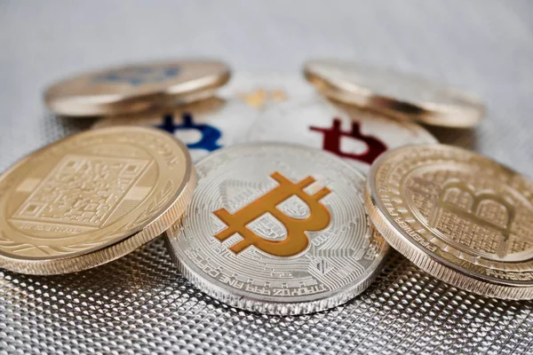 Gümüş arka plan üzerinde renkli bitcoins