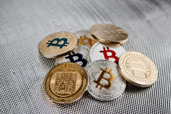 Gümüş arka plan üzerinde Bitcoins