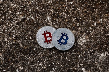 Gümüş bitcoins karanlık sahne