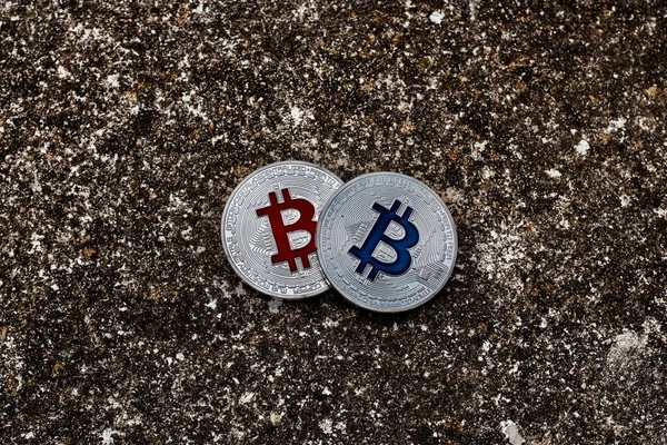 Gümüş bitcoins karanlık sahne