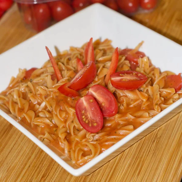 Frisk tomatpasta - Stock-foto