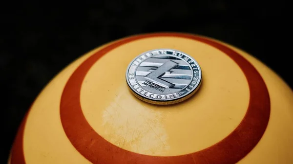 Серебряная монета Литкоина — стоковое фото