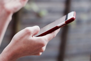 Beyaz genç kadın telefon kontrol