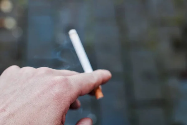 Cigarro na mão — Fotografia de Stock