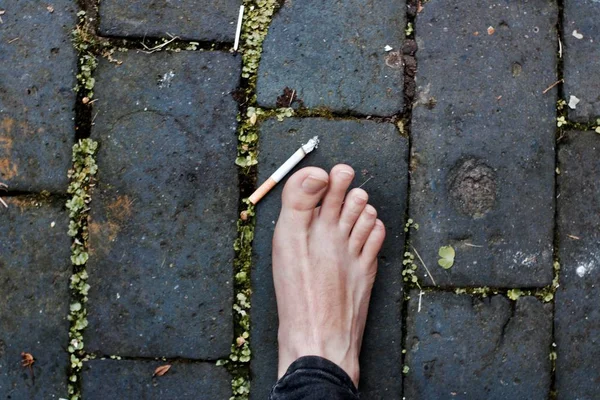 Weißer Fuß und Zigarette — Stockfoto