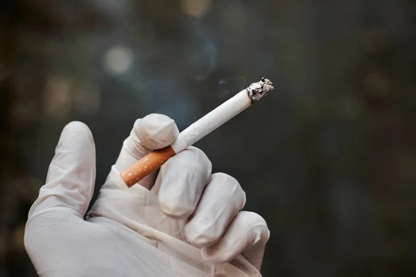 Cigarro na mão do homem — Fotografia de Stock