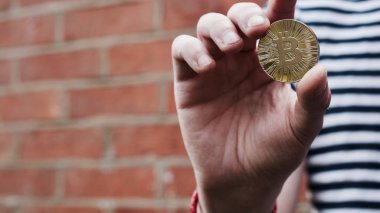 Bitcoin adam elinde