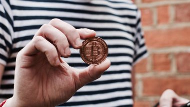 Bitcoin adam elinde