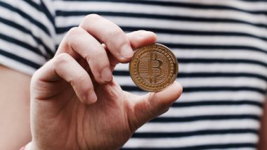 Bitcoin adam elinde