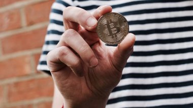 Bitcoin adam elinde