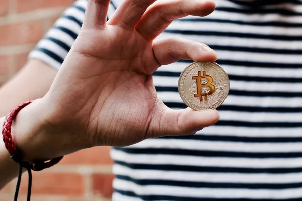 Bitcoin adam elinde