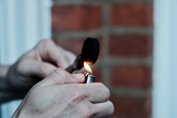 Man burning sisha carbon — Stock Photo, Image