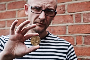 Litecoin elinde tutan adam