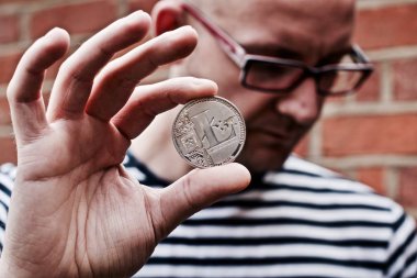 Litecoin elinde tutan adam