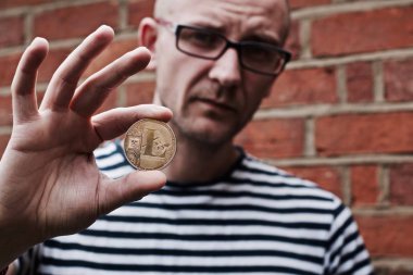 Litecoin elinde tutan adam