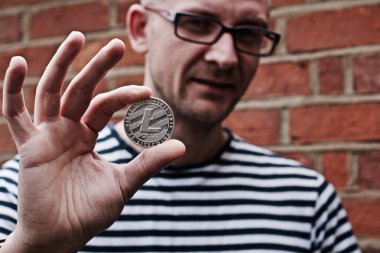 Litecoin elinde tutan adam