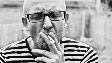 Sigara gözlüklü adam