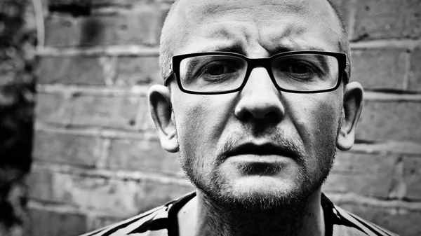 Gözlüklü genç adam