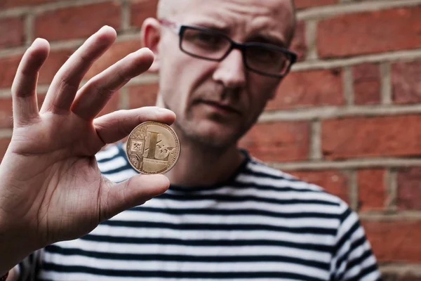 Litecoin elinde tutan adam